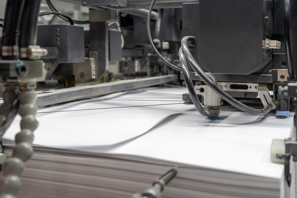 Press head running paper at the Solo Printing plant in Miami